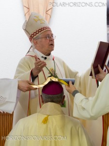 Prière d'ordination durant laquelle l'évangiliaire ouvert est déposé sur la tête de l'ordinand.